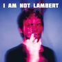 Text: "I AM NOT LAMBERT". Verschwommenes Bild einer Person mit verwaschenen Farben vor blauem Hintergrund.