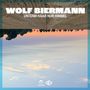 „WOLF BIERMANN UNTERM HAAR NUR HIMMEL“ steht in großen weißen Buchstaben. Darunter ein Naturbild teils kopfüber.