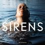 Text: "SIRENS" und "HUNDREDS". Eine Person taucht im Wasser auf, Gesicht nach oben, das Wasser um sie kräuselt sich., CD