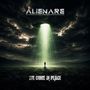 ALIENARE, WE COME IN PEACE. Eine Person steht unter einem schwebenden UFO, das grünes Licht auf sie strahlt.