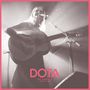 Text: "DOTA DIE KEHRSEITE (SOLO LIVE)"  
Frau mit Gitarre, singt in ein Mikrofon, Bühnenlicht., LP