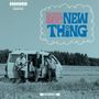 "Reggae Workers of the World: New Thing" in Wolken. Drei Männer lehnen an einem Van, im Hintergrund Wald., LP