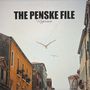 "The Penske File Reprieve" steht oben. Drei Möwen fliegen über farbigen Gebäuden mit roten Dächern in einer Straße., LP