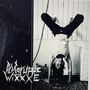 "Blutgruppe WxxxE" in kratziger Schrift. Person in Handstand, lächelt, trägt Tanktop, im Raum mit vertikalen Paneelen., 1 LP und 1 Single 7"