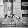 Texte: "DIE AUSREDEN MENSCHEN", "DEFY THEM".  
Drei Hunde liegen entspannt auf einer Betonstufe vor einer Tür., LP