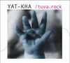 „YAT-KHA /tuva.rock“; ein verschwommenes, blaues Bild einer Hand mit gespreizten Fingern.