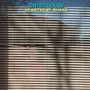 Text: "TINTED HOUSE HEARTBEAT SHAKE". Sicht durch Jalousien auf ein Gebäude und Himmel mit Baumzweigen., LP