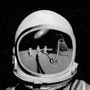 Astronauten auf mondähnlicher Oberfläche, gespiegelt im Visier eines Raumhelms. Hintergrund zeigt Galaxie im Weltraum., LP