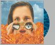 Text: "Alice Merton" oben links, "Visions" oben rechts. Eine Frau mit Fernglas, umgeben von orangen Blumen., LP