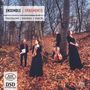 "Ensemble L'Ornamento. Telemann, Händel, Fasch." Vier Personen in schwarzer Kleidung im herbstlichen Wald., Super Audio CD