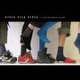 Text: "ništa nije ništa / nee niemals nicht". Vier Füße mit bunten Socken und Schuhen in einer Reihe., CD