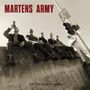 Text: "MARTENS ARMY", "Wie die Zeit vergeht...". Eine Gruppe von sechs Personen sitzt auf einer Betonmauer., LP