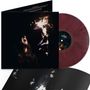 Ein in Rot-Tönen gesprenkeltes Vinyl, daneben ein düsteres Cover mit einer Person, die Feuer spuckt., LP