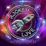 "ROCKET LOVE", "GALACTIC CIRCUS". Runder, futuristischer Stil, Raketen- und Weltraummotiv, violette und blaue Farbtöne., CD