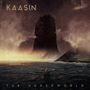 „KAASIN“, „THE UNDERWORLD“. Illustration: Ein Boot auf stürmischem Meer vor einem großen, imposanten Felsen im Nebel., CD