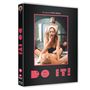 „Do It! Ein Film von Tinto Brass“. Drei Menschen in einer suggestiven Szene.