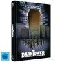"DARK TOWER" steht vor einem riesigen, sargförmigen Hochhaus, umgeben von Menschen und bedrohlichen Wolken.