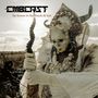 "EMBEAST" und "The Venom In The Mouth Of God". Figur in kunstvoller Kleidung mit dekorativem Kopfschmuck und Stab., CD