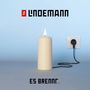 „Lindemann“ und „Es brennt...“. Eine elektrische Kerze ist an eine Steckdose angeschlossen., CD