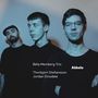 Der Text nennt das Béla Meinberg Trio, Thorbjørn Stefansson, Jordan Dinsdale und Akkolo. Drei Personen, blau beleuchtet., CD