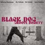 "Black Dog Groove Society" und "Dog Dance" in großer Schrift, zwei Hunde spielen in einem Wald.