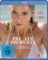 Ashley Benson und Shiloh Fernandez in "Private Property". FSK 16. Eine Frau in einem weißen Bikini schaut ernst. Blu-ray.