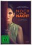 „Noch war es Nacht“ in großen Buchstaben. Links Frau hinter Vorhang, elegant gekleidet.
