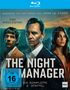 "The Night Manager: Die komplette 2. Staffel" zeigt drei Menschen in eleganter Kleidung vor einem Sonnenuntergang.