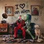 „I ❤️ an alien“ an der Wand. Ein Clown und ein Alien sitzen zusammen mit einem Hund mit Raumhelmen in einem Vintage-Wohnzimmer., CD
