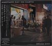 „ANOTHER DAY ON EARTH“, „BRIAN ENO“. Asiatischer Markt mit Menschen, Gemüse und beleuchteten Ständen., CD