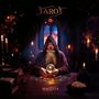 „TAROT“ oben, „MAGENTA“ unten. Ein älterer Mann in Robe betrachtet eine Kristallkugel, umgeben von Kerzen und Tarotkarten., 1 CD und 1 DVD
