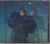 "UNISON" und "RIHO SAYASHI" mit einer Frau in voluminöser, schwarzer Kleidung vor blauem Hintergrund., 1 CD und 1 DVD