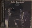 "Alto Summit" mit Lee Konitz, Pony Poindexter, Phil Woods, Leo Wright. Zwei Musiker spielen Saxophon in dunkler Szenerie., CD