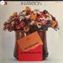 "INVITATION", ein orangefarbener Umschlag mit "FOR ART VAN DAMME" und "THE SINGERS UNLIMITED" vor Blumenarrangement., CD