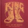 Text: "KING" oben, "SOUL ON MY BOOTS THE COLLECTION". Illustration: Zwei abgenutzte Stiefel, braun auf rotem Hintergrund., 5 CDs