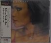 Texte: "ファン・キニー グルーヴ・ミー+6", "￥2,300", "MALACO Shout Sweet". Frau im Profil, dunkles Haar, rotes Oberteil.