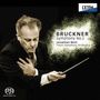 BRUCKNER Symphony No.2, Jonathan Nott, Tokyo Symphony Orchestra. Ein Dirigent mit Taktstock vor einem dunklen Hintergrund.