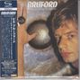 "BRUFORD - FEELS GOOD TO ME". Ein Mann hält eine metallene Klangschale, blickt ernst. Japanischer Text links., 2 CDs