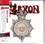 „STRONG ARM OF THE LAW“, „AXON“, japanische Schriftzeichen auf einem roten Streifen, Medaillon mit Adler und Krone.