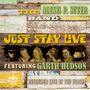 „THE ALEXIS P. SUTER BAND“, „JUST STAY LIVE“, „FEATURING GARTH HUDSON“, „RECORDED LIVE AT THE FALCON“. Sechs Musiker. Bunte Holzhintergründe., CD