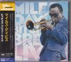 "We want Jazz" steht oben links. Ein Mann in Blau mit Trompete, dunkler Haut, Sonnenbrille. Englische und japanische Schrift.