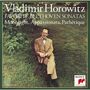 "Vladimir Horowitz. FAVORITE BEETHOVEN SONATAS. Moonlight, Appassionata, Pathétique." Ein Mann sitzt in einem Garten.