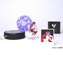 CD mit japanischen Schriftzeichen, Acrylfigur einer Person, runde schwarze Tasche, Fotos, Illustration einer Person., 1 Maxi-CD und 1 Merchandise