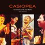 Text: "CASIOPEA recorded LIVE and BEST ~Early Alfa Years~". Vier Musiker mit Instrumenten, lächelnd und energiegeladen., 2 LPs