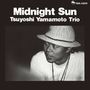"Midnight Sun. Tsuyoshi Yamamoto Trio." Schwarzweiß-Foto eines Mannes in einem Hut, der zur Seite schaut., LP