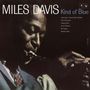 "Miles Davis Kind of Blue" steht oben. Links ein Musiker, der Trompete spielt.