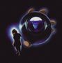 Ein mystisches Objekt mit bläulicher Aura schwebt, daneben steht eine verschwommene menschliche Gestalt in Schatten., CD