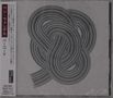 Zu sehen sind vertikale japanische Schriftzeichen. Eine Illustration zeigt ein komplex geflochtenes Bandmuster in Grautönen., CD