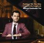 Text: "Putting' On The Ritz ~ Irving Berlin Songbook, Konrad Paszkudzki Trio." Ein Mann in einem karierten Anzug am Klavier., 2 LPs