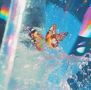 Keine Texte erkennbar. Ein bunter Schmetterling schwebt über spritzendem Wasser, umgeben von Lichtreflexionen und Regenbogenfarben., CD
